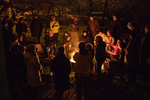 Wie die Hirten am Feuer / Anton Breuer Fots vom Adventfeuer im Garten der Familie Breuer.