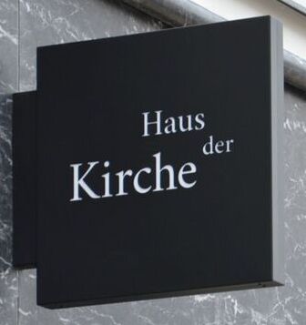 Haus der Kirche - Aussenfassade - Schilder - Bregenz